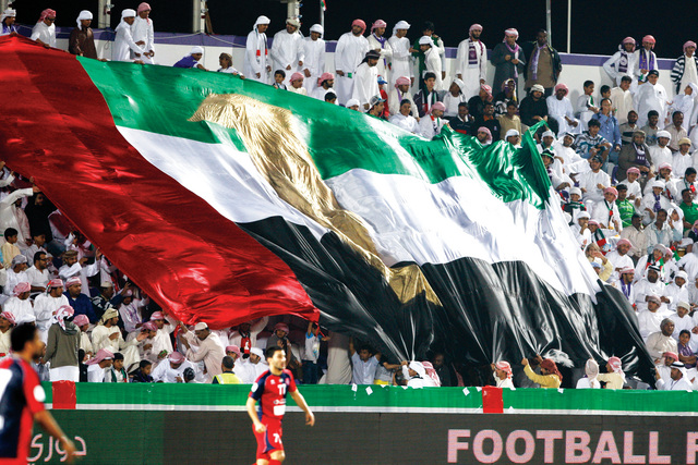 "علم الإمارات يغطي المدرجات في مباراة العين والشعب \tتصوير ــ ناصر بابو"