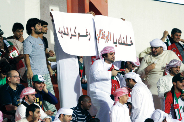 "جمهور عجمان يحمل لوحات تشجيعية للاعبين \t تصوير ــ يونس يونس"