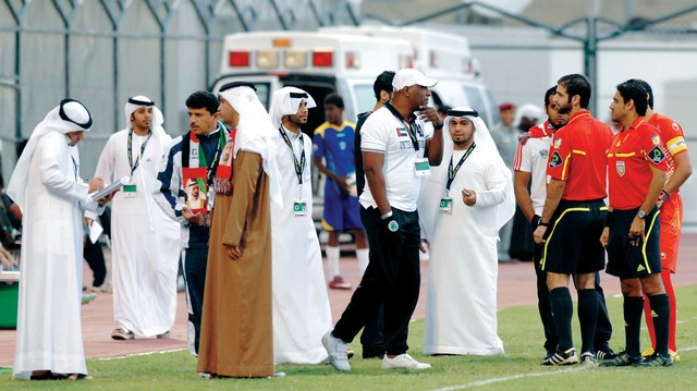 "اتصالات مكثفة لمراقب المباراة مع المسعف \tتصوير : محمد منور"