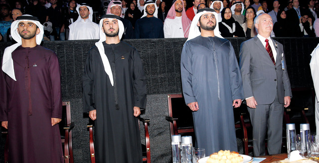 "مكتوم وماجد ومنصور بن محمد يتابعون حفل الافتتاح            \t  تصوير: محمد هشام"