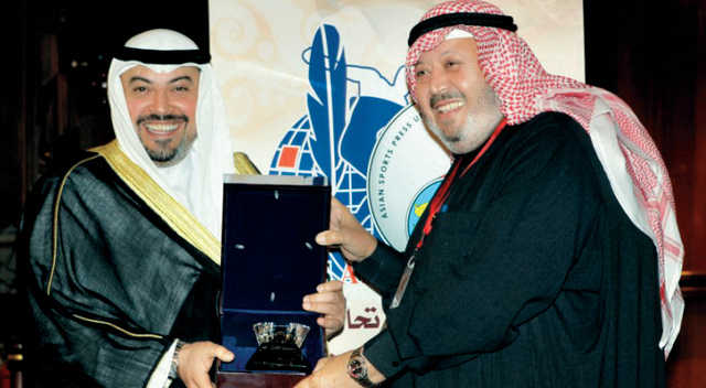 "القناعي يكرم  طلال  بن فهد"
