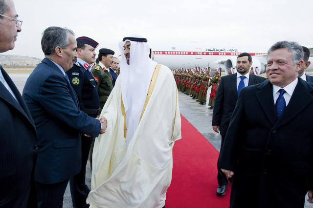 "محمد بن زايد يصافح كبار مستقبليه بحضور عبدالله الثاني"