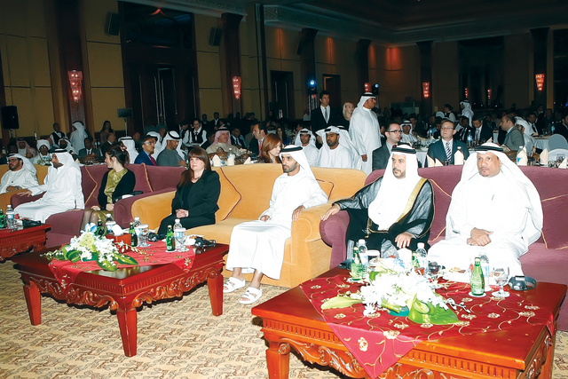 "أحمد بن حميد ومقدمة الحضور خلال الافتتاح\tتصوير ــ غلام كاركر"