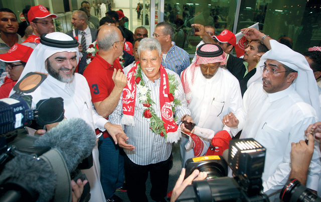 "استقبال حسن شحاته بالورود عند وصوله الدوحة \tالبيان"