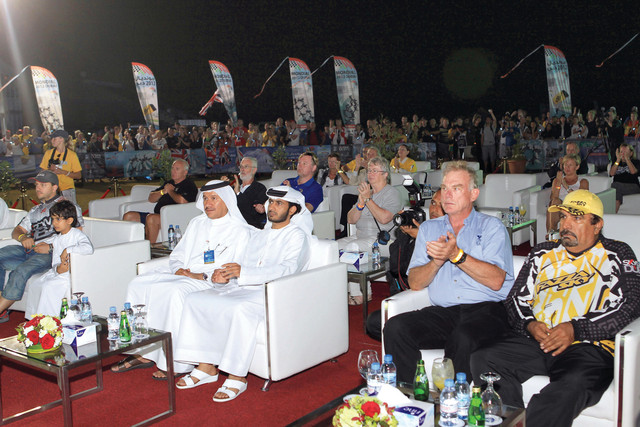 "رئيس الاتحاد الدولي واللجنة المنظمة خلال  حفل تتويج الفائزين   \t البيان"