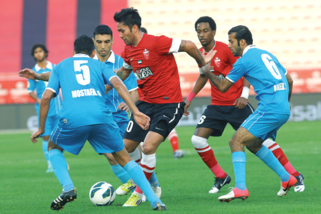 "صراع على الكرة في مباراة الأهلي ودبا الفجيرة   \tتصوير: يونس يونس"