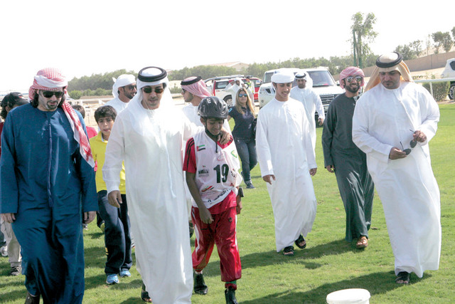 "منصور بن زايد يهنئ البطل \tتصوير - مرهف العساف"