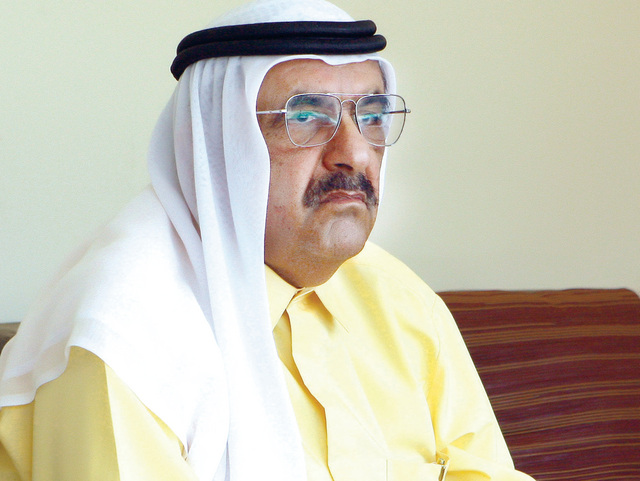 "حمدان بن راشد خلال متابعته السباق"