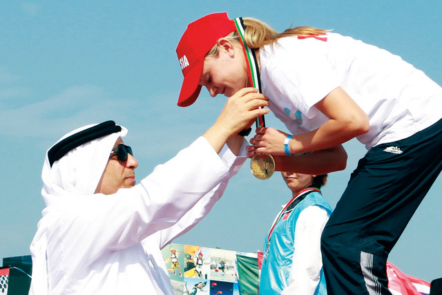 "مطر الطاير يتوج إحدى البطلات"