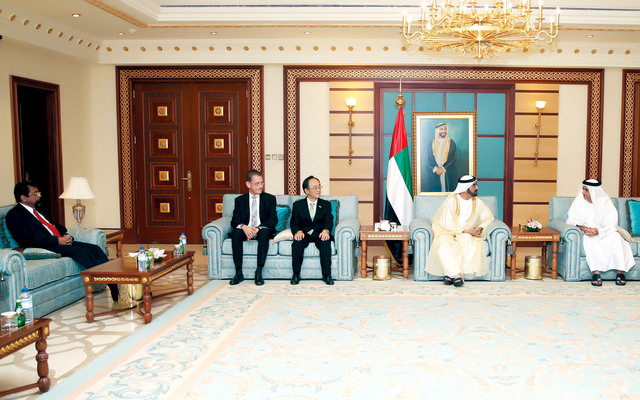 "محمد بن راشد بحضور سيف بن زايد خلال لقائه سفراء اليابان وبلجيكا وفيجي"