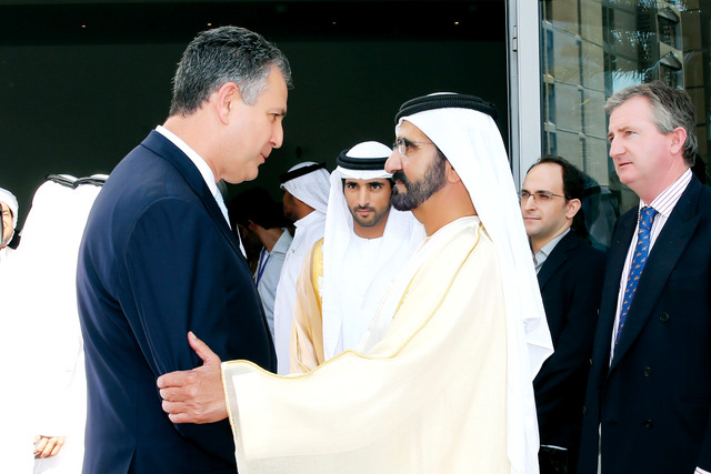 "نائب رئيس الدولة يصافح وكيل وزارة التجارة الأميركية"