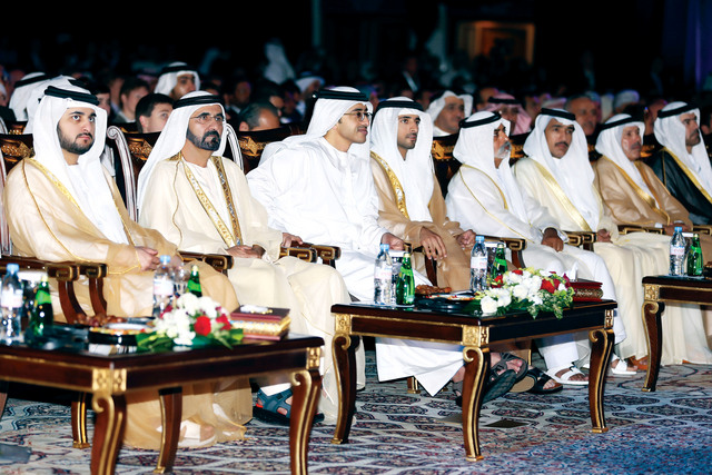 "محمد بن راشد يشهد افتتاح القمة بحضور حمدان ومكتوم بن محمد وعبدالله بن زايد ونهيان بن مبارك وأحمد جمعة الزعابي ومصبح الفتان ومحمد القرقاوي تصوير: خليفة اليوسف"