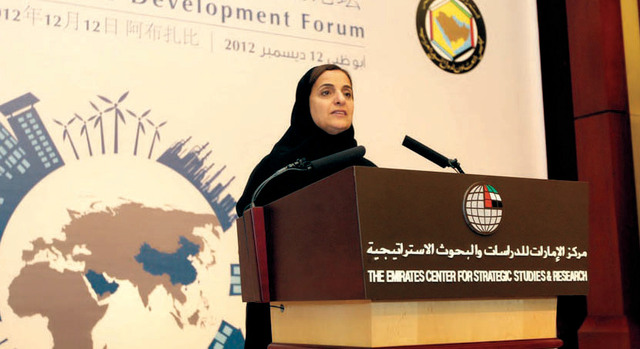 "لبنى القاسمي خلال القاء كلمتها \tمن المصدر"