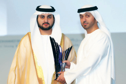 "مكتوم بن محمد يكرم أحد الفائزين بالجائزة"