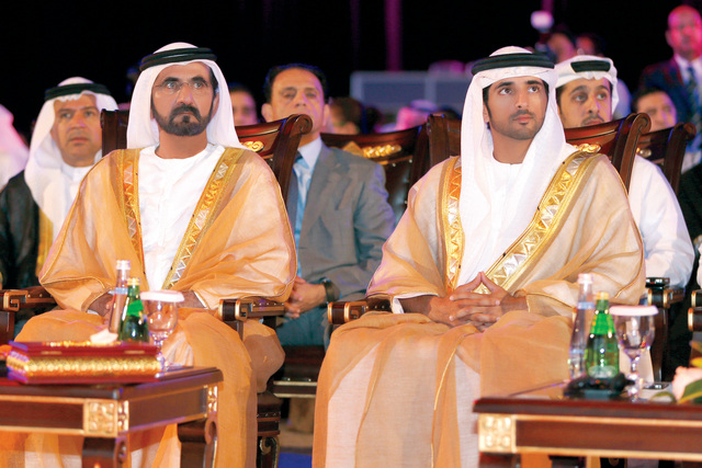 "محمد بن راشد وحمدان بن محمد خلال حضورهما حفل توزيع جائزة محمد بن راشد لدعم مشاريع الشباب تصوير - محمد هشام"