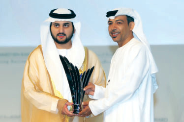 "مكتوم بن محمد يكرم أحد الفائزين"