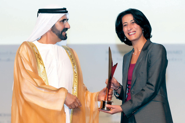 "محمد بن راشد يكرم مجموعة من الفائزين تصوير ــــ محمد هشام"