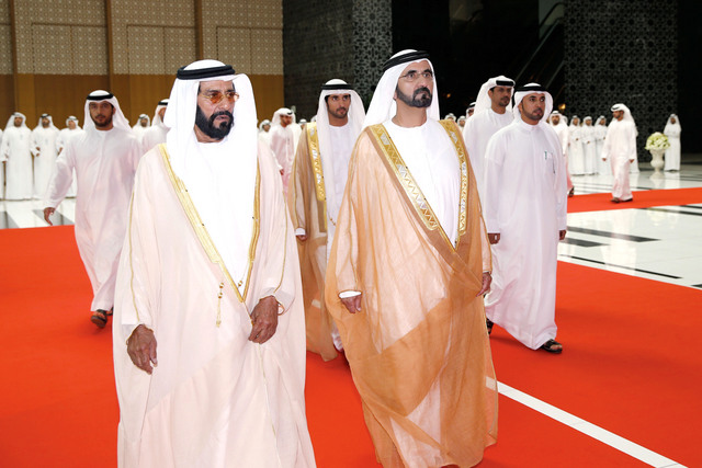 "محمد بن راشد لدى وصوله إلى ساحة الاحتفالات وبصحبته حمدان بن محمد وفي استقبالهما طحنون بن محمد"