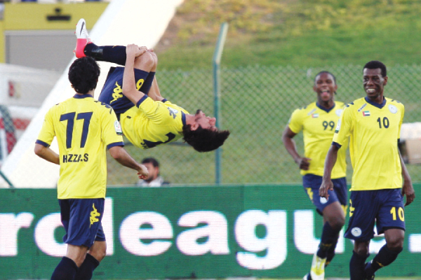 "فرحة لاعبي الظفرة بتسجيل الهدف\tتصوير - مجدي اسكندر"