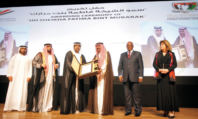"محمد بن حمدان وأحمد بن محمد يتسلمان الجائزة من أحمد الفهد الصباح بحضور عبد الله بن محمد بن خالد\tتصوير: مجدي إسكندر"