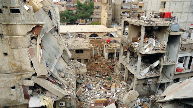"مبان مدمرة جراء قصف لقوات النظام السوري على منطقة سكنية رويترز"