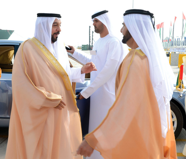 "خليفة يصل الاحتفال وفي استقباله محمد بن راشد"