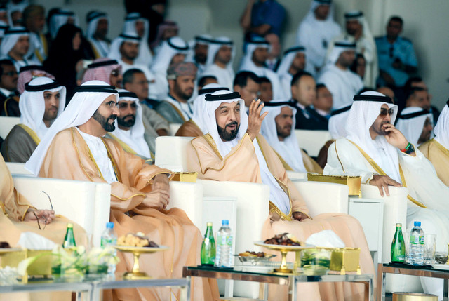 "خليفة ومحمد بن راشد ومحمد بن زايد خلال الحفل"