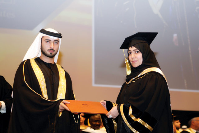 "سموه يكرم إحدى الخريجات"