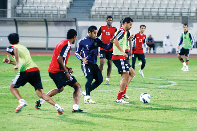 "لاعبو العين أثناء تدريباتهم التحضيرية لمياريات الدوري\t البيان"