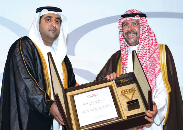 "محمد بن حمدان بن زايد يتسلم الجائزة من أحمد فهد الأحمد \t وام"