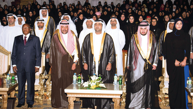 "أحمد بن محمد بن راشد ومحمد بن حمدان وميثاء بنت محمد وأحمد الفهد يتقدمون الحضور خلال الحفل \t وام"