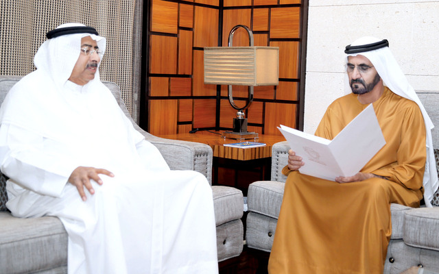 "محمد بن راشد لدى تسلمه دعوة ملك البحرين من محمد المعاودة \t تصوير ـــ محمد هشام"