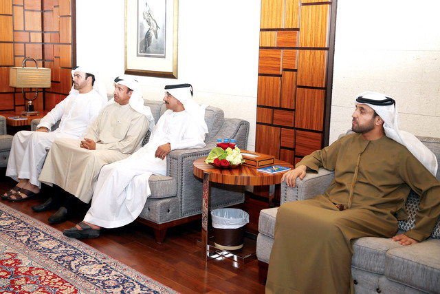 "محمد القرقاوي ومحمد الشيباني وسلطان بن سليم وخليفة سليمان خلال اللقاء"