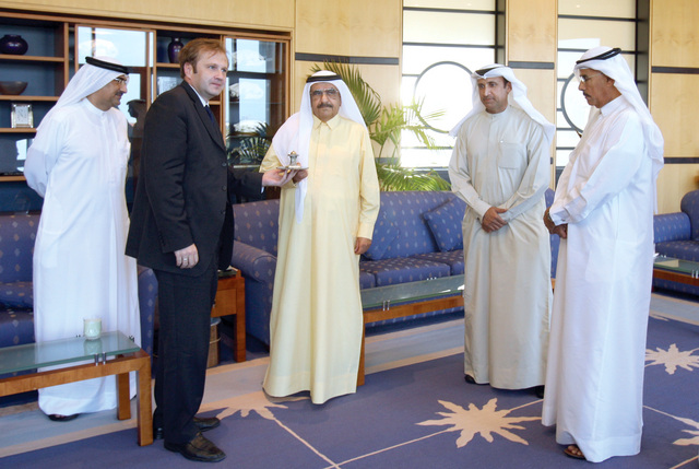 "حمدان بن راشد لدى استقباله الوفد بحضور الشيباني والمهيري وعلي بالرهيف"