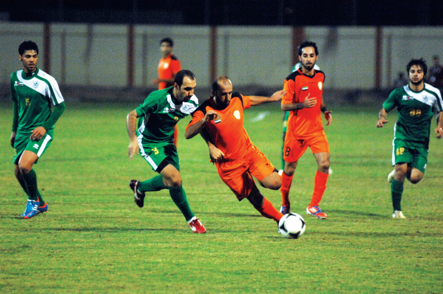 "من مباراة الخليج والرمس\t\tتصوير: حنيف"