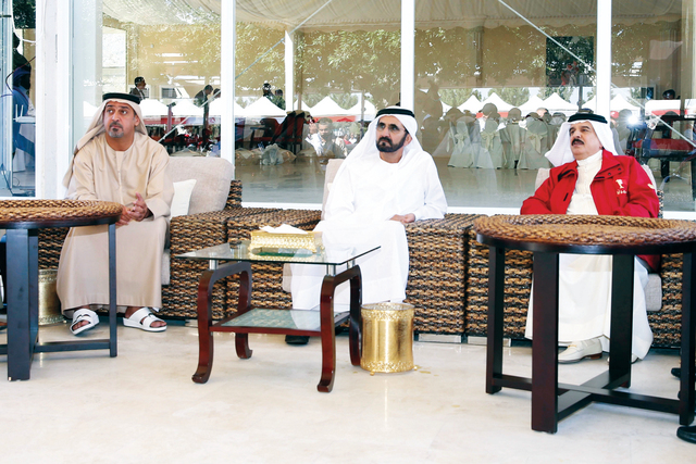 "محمد بن راشد وحمد بن عيسى وسلطان بن خليفة خلال حضورهم السباق\t تصوير: خليفة اليوسف"