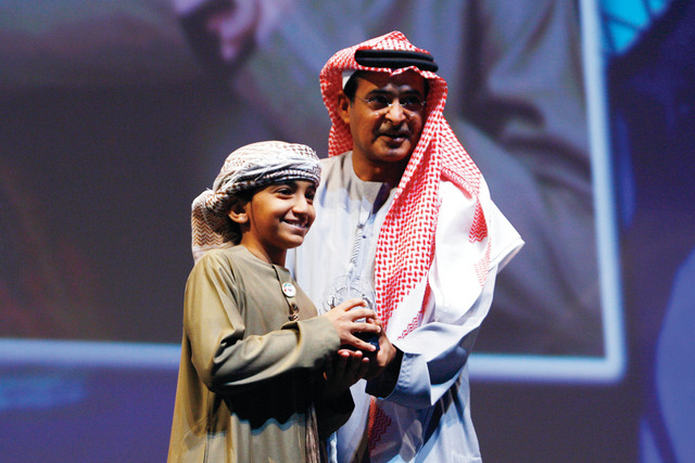 "جائزة افضل ابتسامة في المهرجان لأحمد الظهوري"