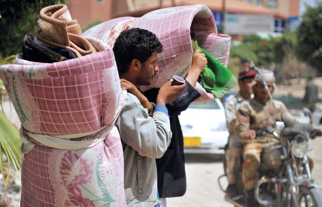 "يمنيون يترقبون الحوار وسط معاناة الفقر \t إي.بي.إيه"