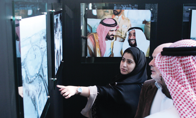 "نوعية الصور المعروضة لا تتوفر كثيراً للجمهور تصوير: خليفة عيسى"