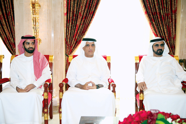 "محمد بن راشد لدى استقباله سعود بن صقر بحضور محمد بن سعود تصوير خليفة اليوسف"