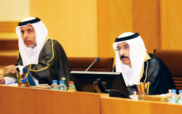 "محمد المر ومحمد المزروعي خلال الجلسة تصوير: مجدي إسكندر"