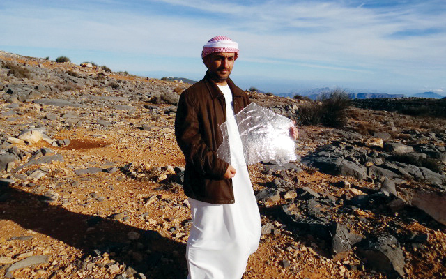 "وليد الشيباني يمسك قطعة من الصقيع"
