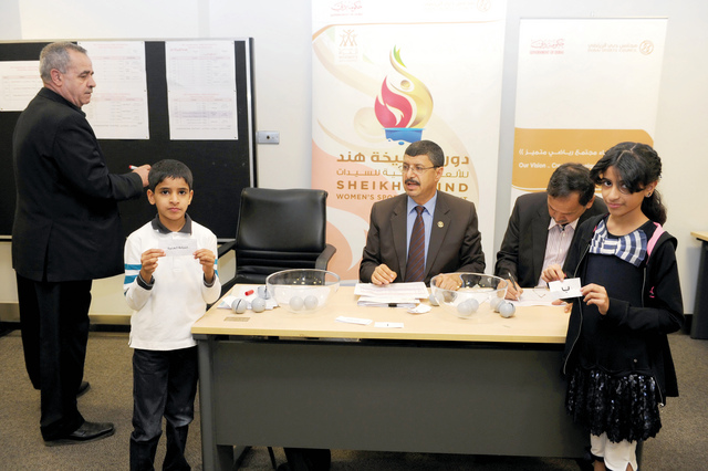 "جانب من حفل مراسم إجراء القرعة لتوزيع الفرق\t من المصدر"