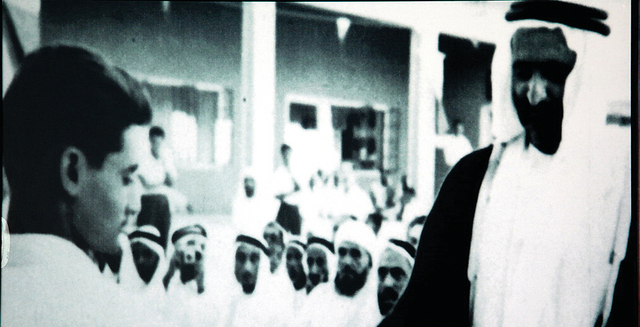 "تكريم أحد  طلبة المدرسة الاحمدية\t\tمن المصدر"