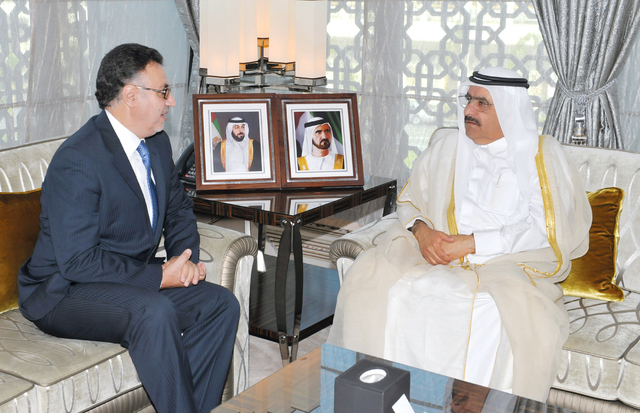 "حمدان بن راشد خلال استقباله القنصل المغربي"