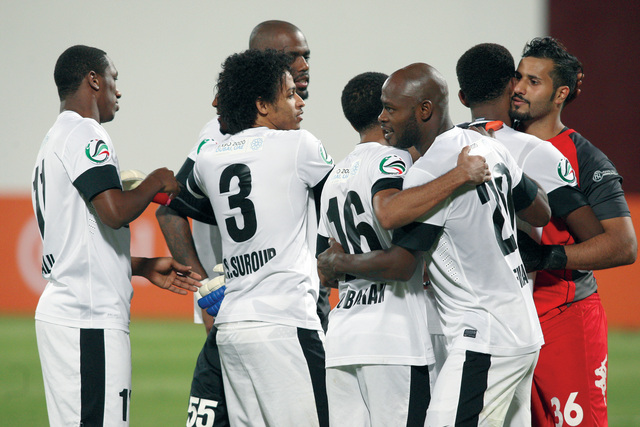 "الأهلي يقتنص فوزا مهما من الظفرة      \t تصوير: مجدي اسكندر"