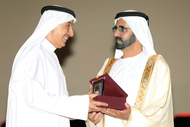 "نائب رئيس الدولة يكرم قاسم سلطان"