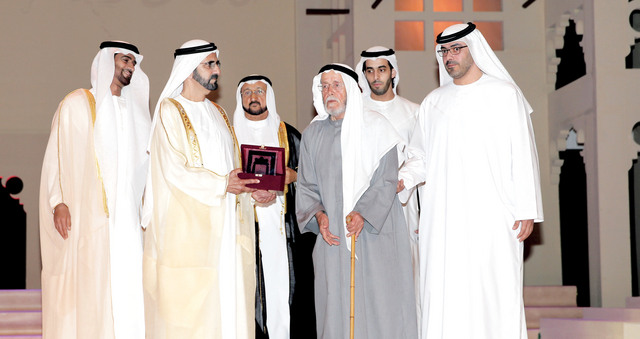 "محمد بن راشد يكرم راشد عيسى بن ثاني بحضور خالد بن سليم وسلطان صقر السويدي"