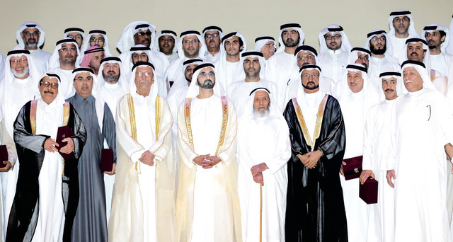 "محمد بن راشد يتوسط المكرمين من الرواد الأوائل من المعلمين والطلبة الدارسين في المدرسة الأحمدية"