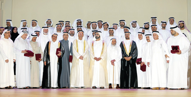 "نائب رئيس الدولة في لقطة تذكارية مع المكرمين الرواد الأوائل من المعلمين والطلبة الدارسين في المدرسة الأحمدية تصوير - خليفة اليوسف"